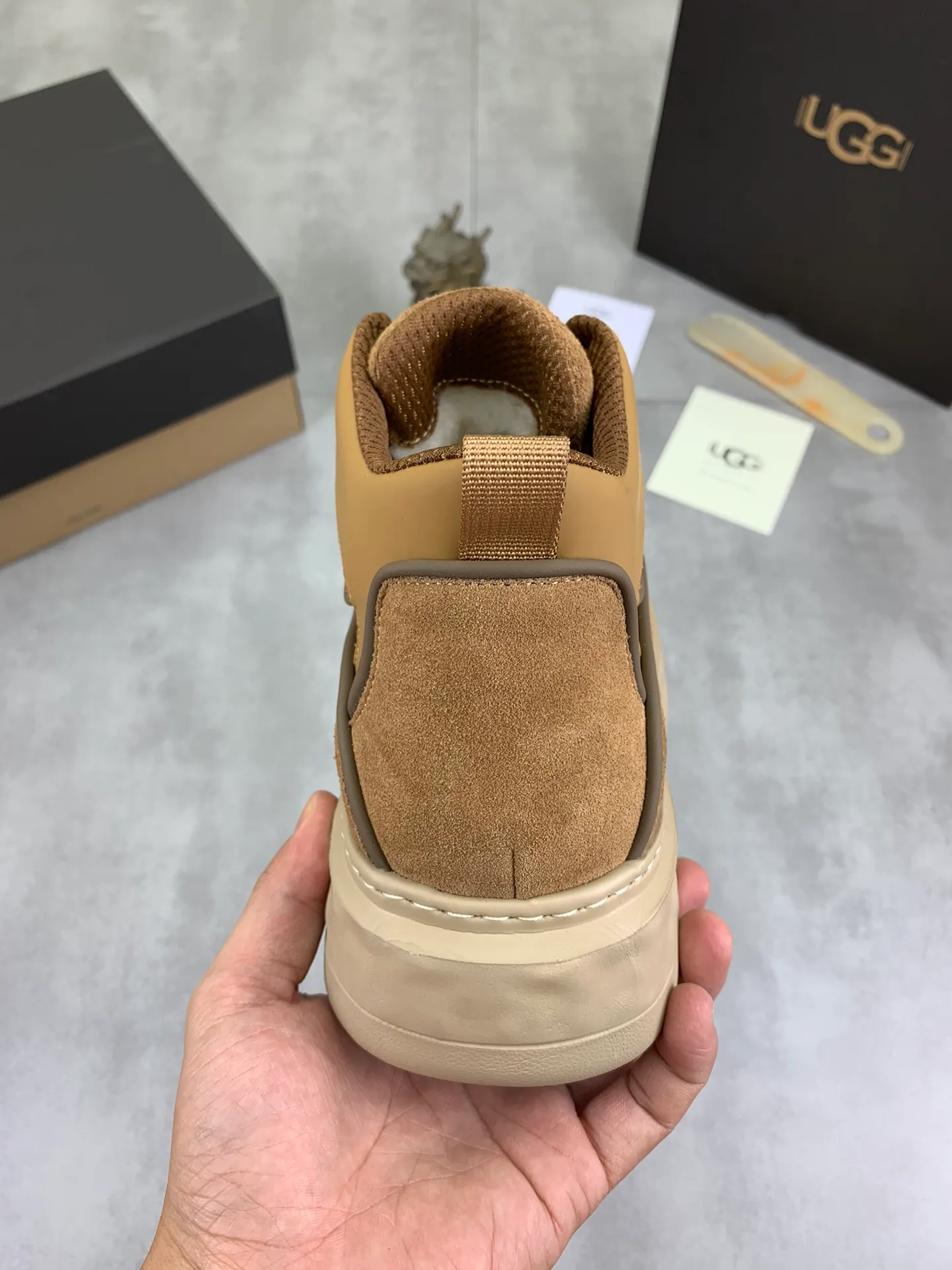 Men's shoes 💰P640 [New style] 💰 🆘 "Real wool" [UGG] 👉The popular men's shoes are synchronized with the official website 🔰The quality of the genuine products [satisfied] is not comparable to the imitations in the general market 🌀The upper is imported Italian frosted cowhide, and the lining is: foot pad 🅰️ grade 🐑Real wool👻Only Grade A can show the effect The hand feels smooth and delicate 🔱The shoe shape is grand, only genuine manufacturers can do it 🎄The perfect toughness of the original outsole 👻⬛️ allows customers to say goodbye to one-time consumption. Real wool lining, super warm. Available in black, brown and gray. Size: 39-44